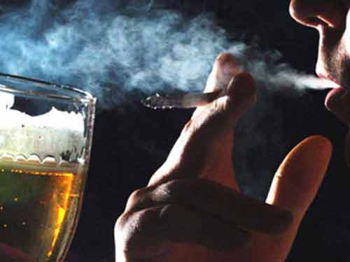 Không hút thuốc lá và uống rượu bia. Thuốc là và rượu bia đều là nhân tố chính gây nên bệnh ung thư do đó muốn tránh xa căn bệnh ung thư tiền liệt tuyến nhất định phải tránh xa thuốc lá rượu bia.