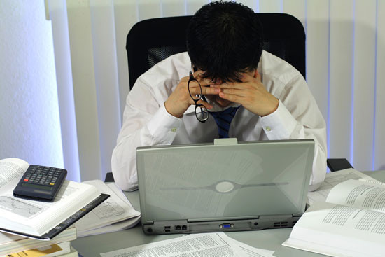 Tránh ngồi nhiều một chỗ. Ngồi tại chỗ không hoạt động trong thời gian ngắn hoặc thỉnh thoảng ngồi lâu thì không có ảnh hưởng nhiều tới cơ thể, nhưng vì công việc mà phải ngồi lâu một chỗ liên tục rất dễ ảnh hưởng tới tiền liệt tuyến. Bởi vì ngồi lâu trong thời gian dài khiến ứ máu tại bộ phận tiền liệt tuyến, tích lũy các chất chuyển hóa trong tiền liệt tuyến, dễ gây các bệnh tiền liệt tuyến.