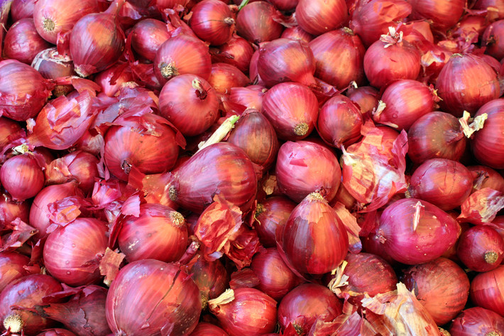 Hành. Đây là thực phẩm giàu quercetin và naringin - các chất phòng chống ung thư. Do đó, càng ăn nhiều hành, nguy cơ mắc ung thư phổi càng giảm.