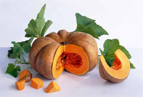 Bí ngô. Hàm lượng beta carotene trong bí ngô rất cao, nhờ đó nó có thể bảo vệ bạn khỏi các tác hại từ các chất ô nhiễm và hóa chất trong môi trường. Bí ngô cũng là một nguồn vitamin C và vitamin A phong phú, giúp loại bỏ độc tố gây ung thư, góp phần chống lại ung thư phổi.