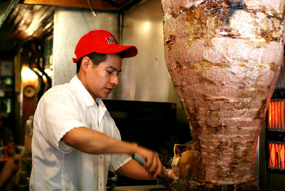 3. Doner kebab (thịt nướng xoay) ở Istanbul, Thổ Nhĩ Kỳ. Doner kebab truyền thống là một đĩa cơm phết bơ, ở trên là thịt cừu nướng và nhiều nhà hàng ở Thổ Nhĩ Kỳ vẫn còn phục vụ theo kiểu này. Tuy nhiên, ngày nay nổi bật hơn nhiều là món thức ăn nhanh họ hàng của nó như bánh mì sandwich kẹp thịt được cắt lát từ một xiên thịt nướng xoay lớn.