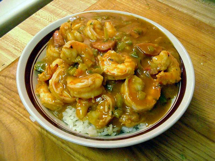 6. Gumbo ở New Orleans, Mỹ. Món ăn được yêu thích của bang Louisiana thực chất là món canh hải sản hoặc thịt hun khói, với nhiều mướp tây hoặc hỗn hợp mỡ nước và bột mì, sau đó phủ lên trên một lớp cơm bên dưới. New Orleans còn phục vụ vô số biến thể từ công thức gumbo cơ bản, từ phong cách cổ điển Creole tới kiểu cay Cajun.