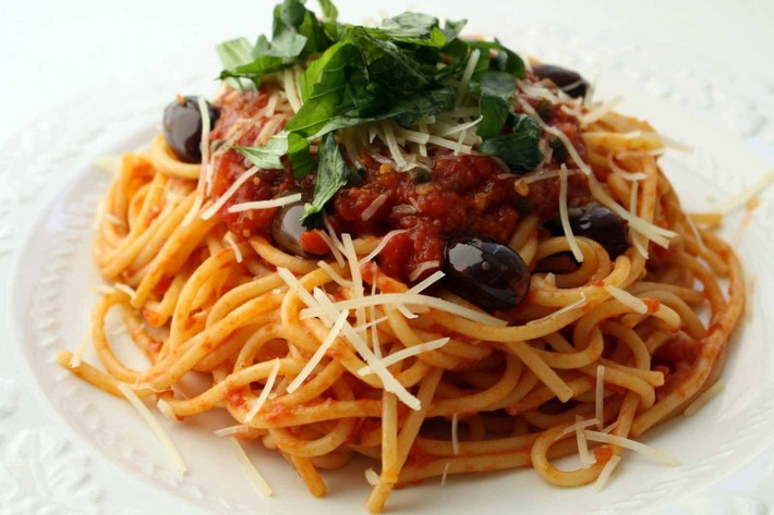 2. Pasta (mì ống) ở Naples, Italy. Các nhà nghiên cứu về ẩm thực vẫn tranh cãi rằng, liệu mì ống được đưa vào Italy bằng cách nhập từ Trung Quốc trong thế kỷ 13, hay người Italy cổ đã biết đến món này từ rất lâu trước đó. Tóm lại, đa phần mọi người đều nhất trí vào thế kỷ 18 thành phố Naples đã trở nên nổi tiếng với tên gọi thủ đô mì ống của thế giới.