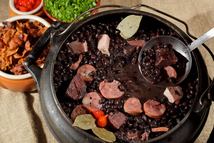 5. Feijoada ở Rio de Janeiro, Brazil. Những người yêu thích ẩm thực đã tổ chức hẳn một lễ hội riêng để ca ngợi feijoada - bữa trưa truyền thống của Brazil. Đó là món hầm thẫm màu và cay được nấu từ đậu đen, thịt lợn.