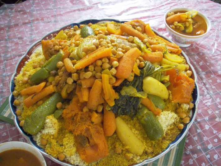 7. Couscous ở thành phố Casablanca, Maroc. Món ăn truyền thống của Maroc - Couscous được làm từ semolina - một loại lúa mì cứng và được hấp đi hấp lại nhiều lần trong chiếc nồi đặc biệt có tên couscoussier. Sau đó, lúa mì hấp được phủ bằng một món hầm cay bao gồm hoặc các loại rau gia hoặc hỗn hợp rau và thịt như gà, cừu và cá.