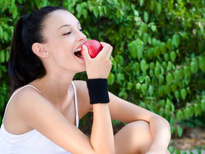 Tập thể dục sau khi ăn no. Sau khi ăn no là lúc mà cơ thể lưu thông máu đến những cơ quan cần máu nhất, và sẽ có một “cuộc chiến” giữa các cơ cũng với dạ dày. Và điều đó có thể dẫn đến tình trạng bị chuột rút, đầy hơi, hay tiêu chảy. Theo khuyến cáo của các chuyên gia, nên đợi 2 tiếng sau ăn mới nên tập thể dục.