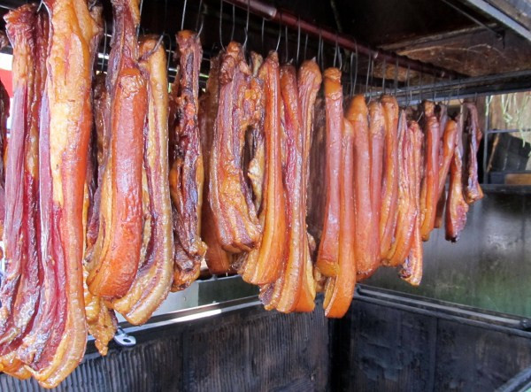 4. Không ăn hoặc hạn chế ăn các thực phẩm hun khói và dầu mỡ. Trong cá hun khói và thịt hun khói có chứa nhiều chất gây ung thư như benzopyrene. Trong những thực phẩm chiên rán, sấy, nướng, xào và những thực phẩm dùng dầu nóng nấu đi nấu lại nhiều lần cũng có chứa chất gây ung thư giống như vậy.