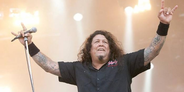 8. Chuck Billy. Người dẫn chương trình của ban nhạc rock Testament, đã mắc biến thể ung thư tinh hoàn rất hiếm gặp: khối u làm tổ ở khoang ngực hồi năm 2001. Khi biết bị bệnh hiểm nghèo, Billy không chán nản, mà anh đã tập trung mọi nỗ lực chữa trị. “Những năm tháng đã qua là thời gian cực gian nan đối với tôi. Tôi đã trải qua nhiều đợt hóa trị rất mệt mỏi và tốn kém. Tôi hạnh phúc vì bạn bè đã tổ chức các chương trình biểu diễn từ thiện để quyên góp tiền giúp tôi”, Billy chia sẻ.