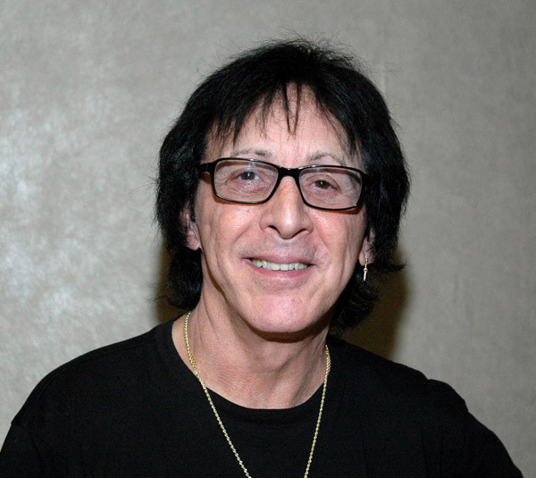 7. Peter Criss. Cựu tay trống của nhóm nhạc rốc Mỹ KISS đã ngoan cường chiến đấu chống lại bệnh ung thư vú (bệnh hiếm thấy ở đàn ông) từ năm 2008. Khi phát hiện khối u trên ngực khi đến khám bác sĩ ông đã bị sốc. "Đối với tôi, câu nói về ung thư vú cũng vô lý như phụ nữ được chẩn đoán bị "ung thư tinh hoàn". Sau đó, Criss đã lao vào điều trị theo chỉ định của bác sĩ và đã sớm thoát khỏi mọi dấu hiệu của ung thư.