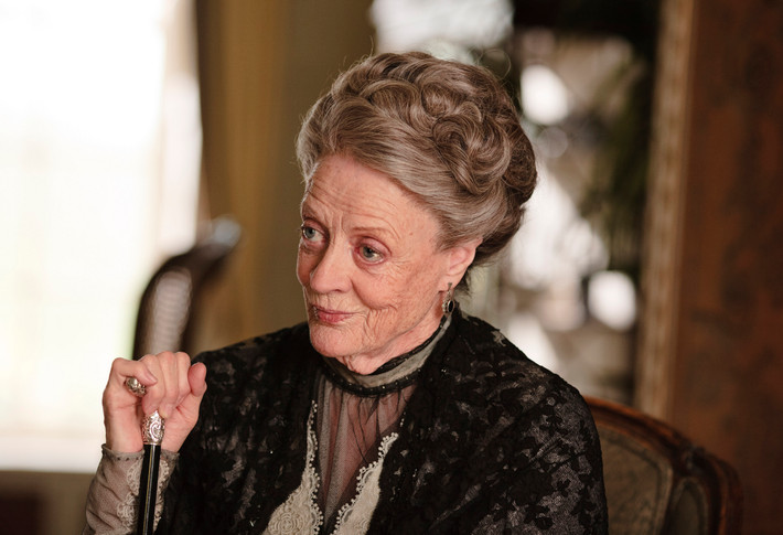10. Maggie Smith. Rất ít người biết rằng nữ diễn viên người Anh, nổi tiếng với vai giáo sư Minerva McGonagall trong loạt phim Harry Potter, đã phải đối mặt với bệnh ung thư vú. Bà phát hiện bệnh trong quá trình quay phần 6 của bộ phim "Harry Potter và Hoàng tử lai". Dù bệnh tình khá nghiêm trọng nhưng bà đã không làm gián đoạn công việc của đoàn phim. Thậm chí, bà còn nói đùa rằng sau khi hóa trị bà sẽ dễ mang bộ tóc giả hơn cho vai diễn. Bà đã phải rất vất vả để kết hợp điều trị với công việc. Cuối cùng, Maggie đã chiến thắng căn bệnh và trở lại với điện ảnh.