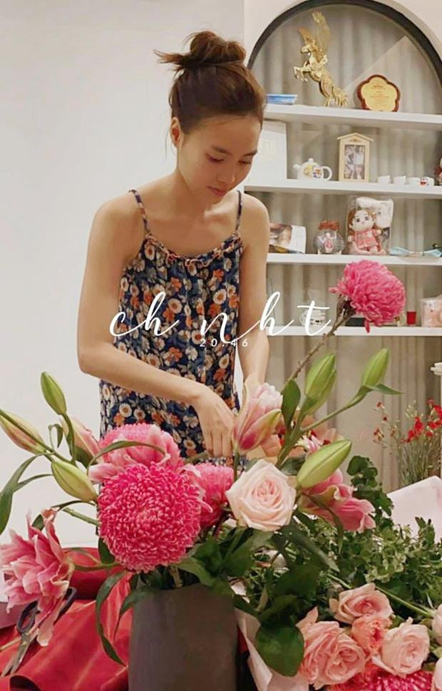 Ninh Dương Lan Ngọc là một trong số những mỹ nhân thường xuyên được fan nhắc nhở về chuyện cân nặng. Có lúc cô còn làm fans lo lắng khi xuất hiện với thân hình gầy gò, thậm chí nhập viện do không ăn uống đúng bữa. Bẵng đi một thời gian, người đẹp dần lấy lại vóc dáng hoàn hảo. Thế nhưng mới đây, nữ diễn viên Cua Lại Vợ Bầu bất ngờ thừa nhận, thời gian nghỉ dịch ở nhà quá lâu chính là "thủ phạm" đã khiến cân nặng của cô tăng vụt.