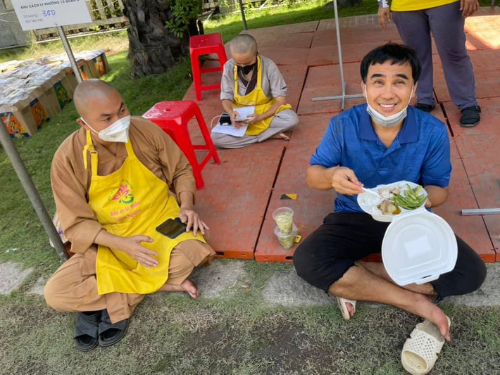 Những ngày qua MC Quyền Linh là số ít nghệ sĩ xông xáo đi làm các hoạt động từ thiện tại TP.HCM.