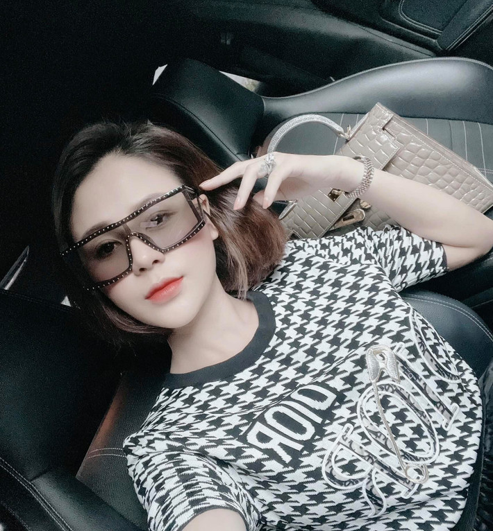 Lương Thu Trang sành điệu đi làm.
