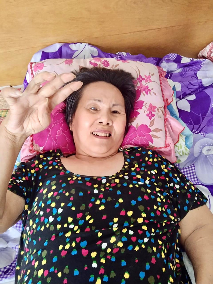 Sao Việt hôm nay 25/7: "Chị ngồi được nhưng phải có người đỡ. Các ngón tay đã giãn ra được chút xíu, ăn uống bình thường, nói chuyện vẫn bị lắp bắp", NSƯT Trịnh Kim Chi chia sẻ.