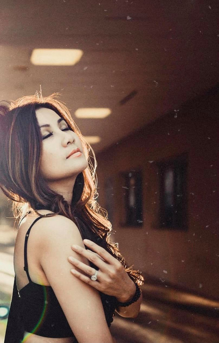 Hạ Vy mượn bài hát bày tỏ tâm trạng: "Tiếng mưa nức nở trên hiên, tiếng mưa nước nở trong tim, thương đời ai khoác lên màu tím".