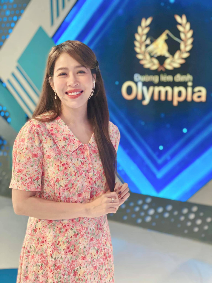 MC Diệp Chi chú thích: "Chân chỉ muốn khuỵu xuống mà ai đấy bảo cười đi là vẫn toét toe".