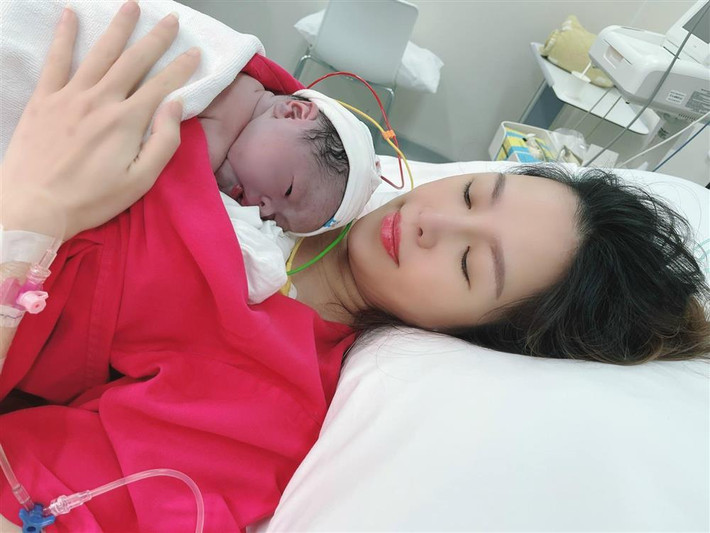 Khoảnh khắc Quế Vân bên con trai vừa chào đời.
