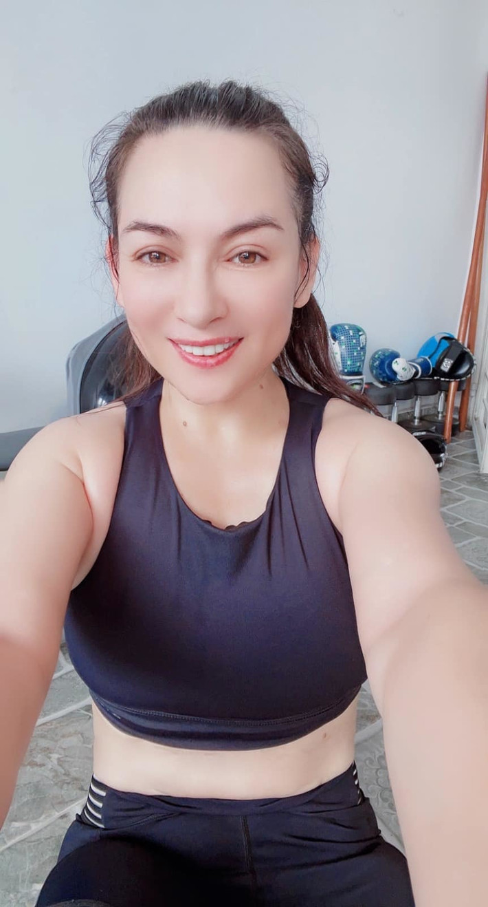 Vòng eo gọn gàng của Phi Nhung tuổi U50.