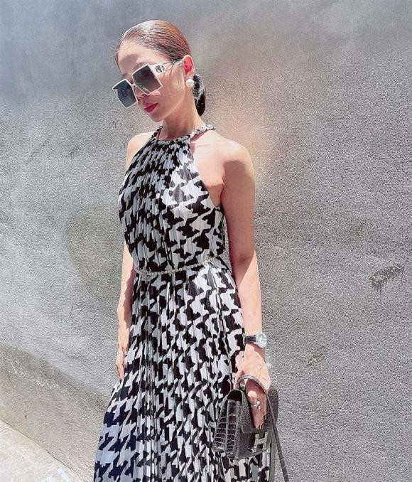 br/> Mới đây, Lệ Quyên đăng loạt ảnh street style trên trang cá nhân.