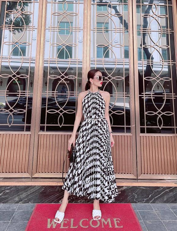 Trong ảnh, nữ ca sĩ khoe dáng nuột nà với chiếc váy cổ yếm nữ tính, kết hợp cùng nhiều phụ kiện hàng hiệu đắt đỏ.