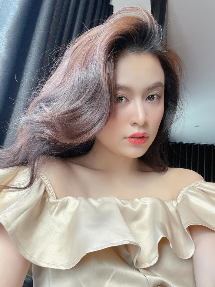 Giữa mùa dịch, Hoàng Thùy Linh vẫn đẹp rạng ngời. Nhiều nghệ sĩ bình luận rằng cô ngày càng xinh đẹp riêng Cường Seven hỏi: "Thần tượng hôm nay sao mặt ngơ vậy nhỉ?".
