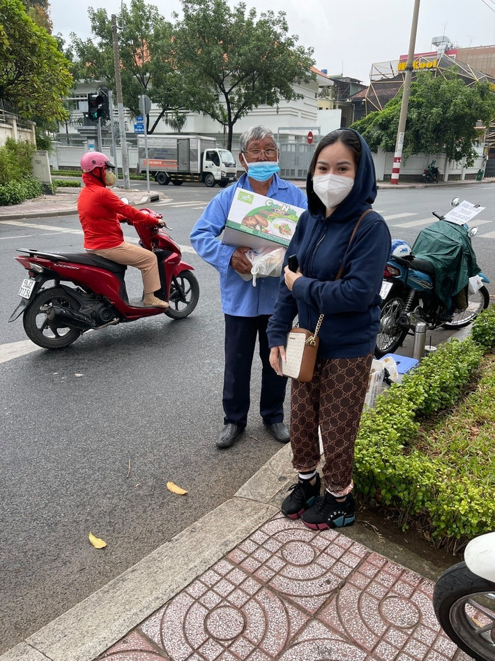 Bình Tinh dành ngày đầu tuần trao mì gói, trứng và tiền mặt cho một số người nghèo ở quận 4, TP.HCM.