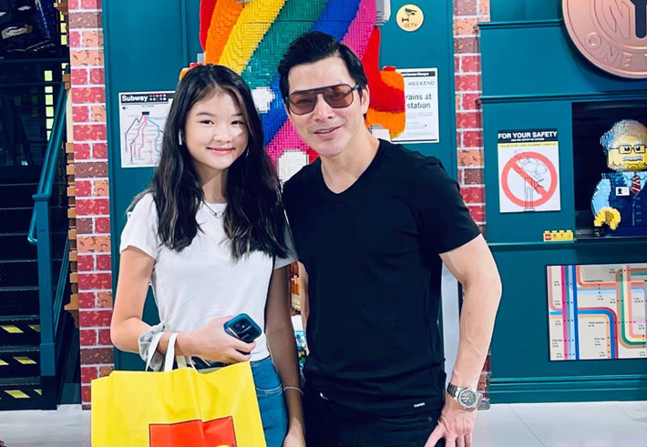 Con gái của Trương Ngọc Ánh - Trần Bảo Sơn tuổi 13 cao gần 1m70 đang có những ngày vui vẻ bên nước Mỹ để thăm ông bà nội.