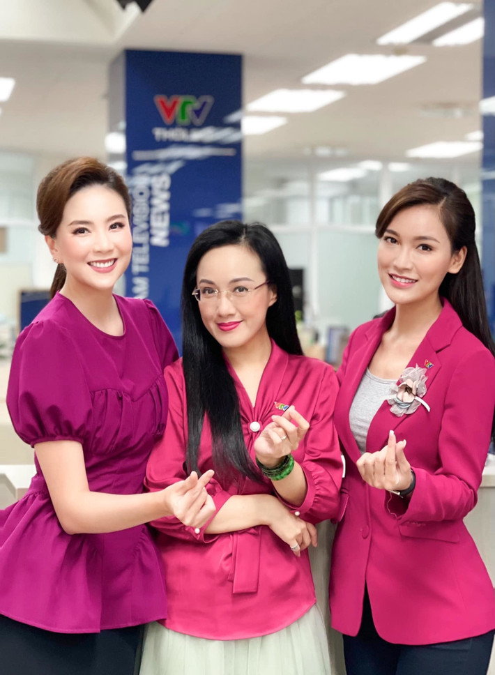 Mai Ngọc tự nhận xét về bản thân trong ảnh chụp 3 người: "Khi bạn quá khủng long, là nhìn chẳng dễ thương chút nào". BTV VTV Hoài Anh cũng kêu trời: "Mình đi chân đất mà! Bảo sao nhìn như thiếu nhi".
