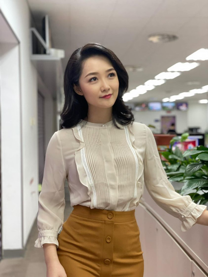 BTV Thu Hà khá lâu mới đăng bức ảnh mới trên trang cá nhân và tếu táo: ''Mới nghỉ bắt buộc ở nhà một ngày đã nhớ cơ quan''.