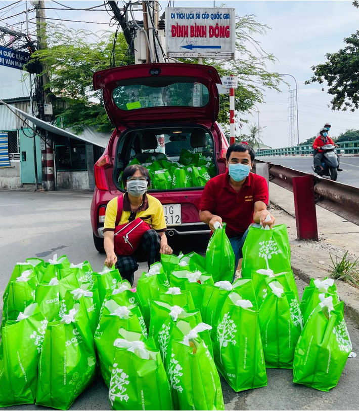 Sao Việt Quyền Linh trao quà cho cư dân trong hẻm nghèo ở TP.HCM.