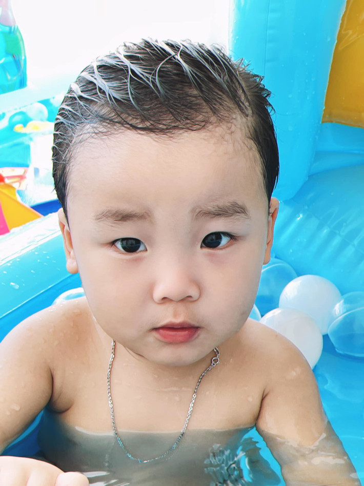 Hòa Minzy lo lắng khi bé Bo không được cắt tóc do dịch bệnh.