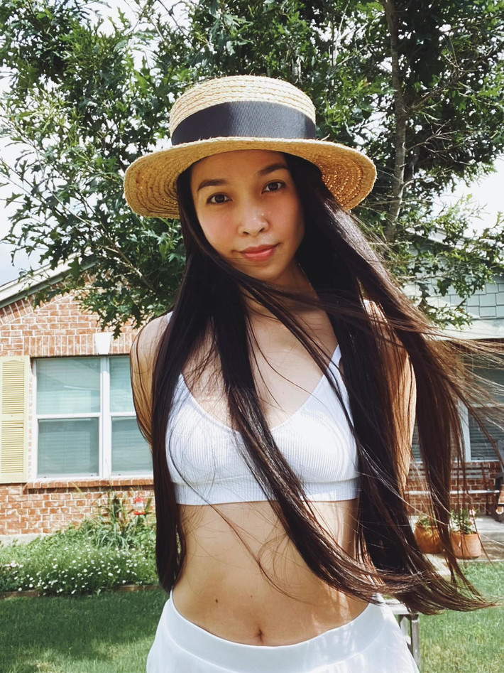 Hiền Thục chú thích những tấm ảnh Hương mùa hè: "Hành trang đó giống đêm hè mát / Chẳng đem cất, cũng không phai nhạt".