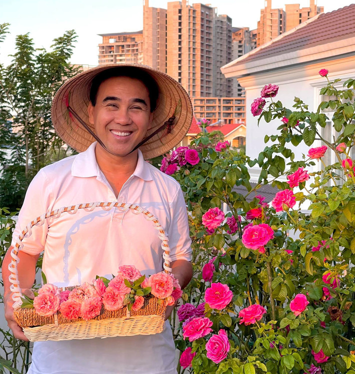 Quyền Linh thu hoạch hoa hồng, không quên nhắn gửi vợ: "Trồng hoa là việc của nàng / Hái hoa bắt bướm để chàng đó nha".