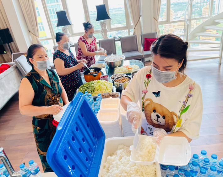 Sao Việt hôm nay 21/7: Với 150 suất cơm cá nục kho hấp dẫn, Trương Ngọc Ánh mong các bác sĩ, y tá, bệnh nhân trong khu cách ly ăn ngon miệng. Diễn viên Anh Dũng không bình luận nhưng âm thầm nhấn nút "thích" tất cả ảnh bạn gái đăng.