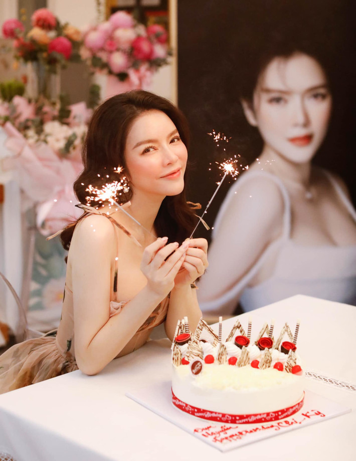 Giãn cách xã hội, Lý Nhã Kỳ vẫn đón sinh nhật ấm áp và đầy niềm vui.