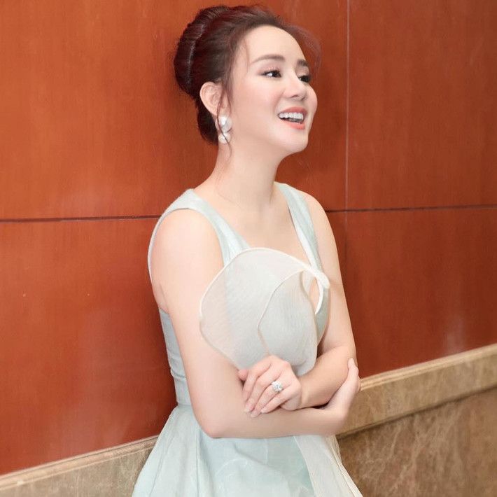 Cô tiết chế trong ăn mặc hơn, hướng đến sự trong trẻo nhưng sang xịn mịn. Gương mặt cũng bất ngờ thanh thoát, gọn gàng hơn hẳn.