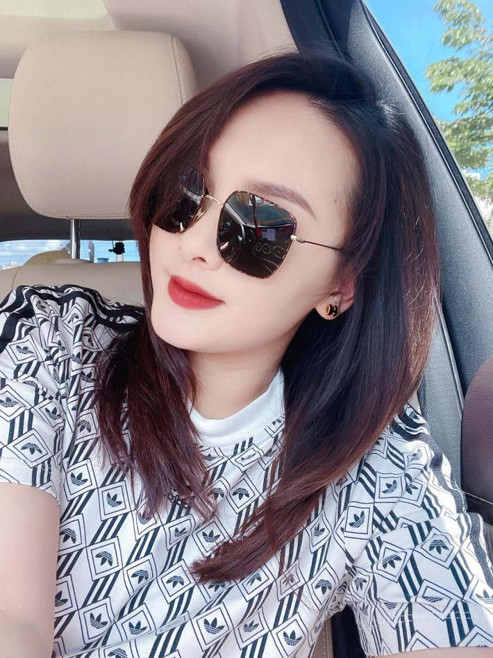 Hình ảnh sành điệu của Bảo Thanh sau 1 tháng sinh con được rất nhiều nghệ sĩ khen ngợi, trong đó có Quốc Trường - bạn diễn của cô trong 'Về nhà đi con'.