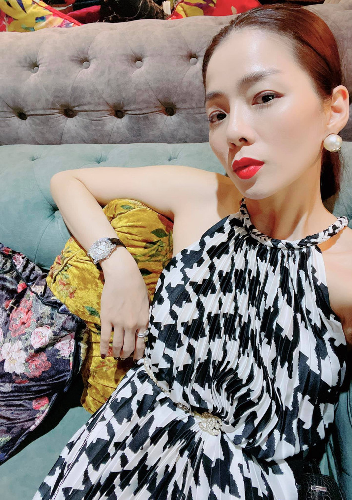 Lệ Quyên ở nhà vẫn lộng lẫy.