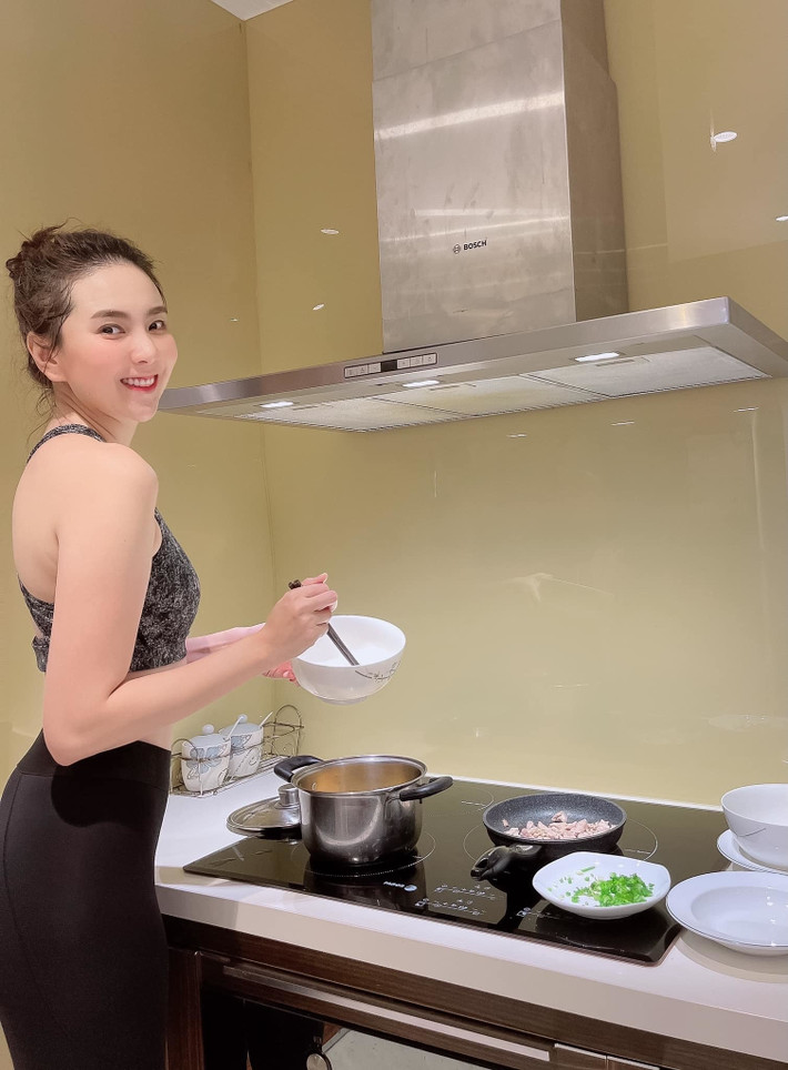 BTV Mai Ngọc nấu ăn sau khi tập thể dục.