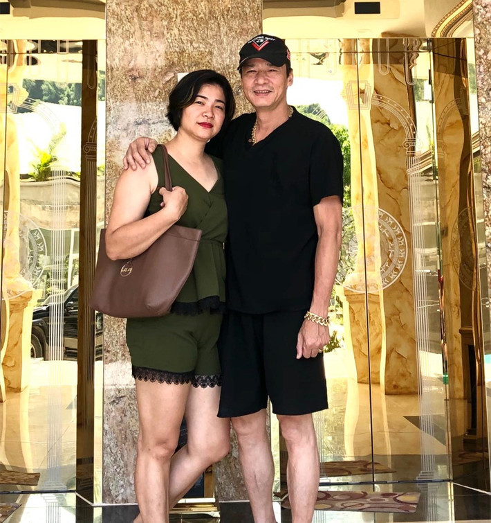 Võ Hoài Nam đăng ảnh tình tứ bên vợ.
