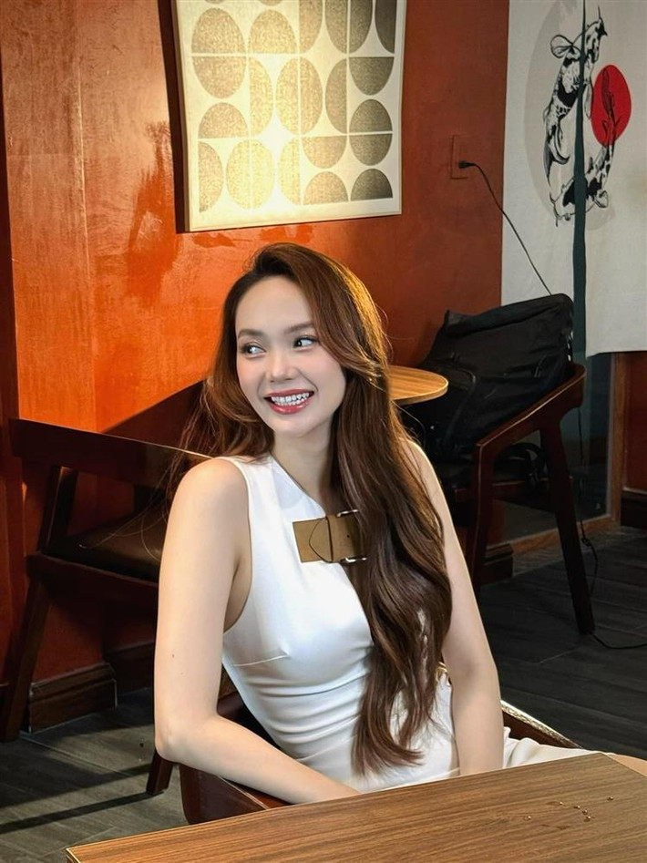 inh Hằng nói vui khi đã lấy lại dáng sau tám tháng sinh bé Mỡ: "Tôi đặt mục tiêu cụ thể, theo dõi tiến độ mỗi ngày. Sinh xong, tôi đã giảm 10 kg, tiếp tục duy trì cho đến nay. Nhiều lúc tôi mệt mỏi nhưng hiện có thể mỉm cười về sự cố gắng của bản thân", cô nói.