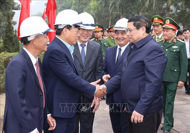 Thủ tướng Phạm Minh Chính với cán bộ, kỹ sư Nhà máy Gang thép Cao Bằng. Ảnh: Dương Giang/TTXVN