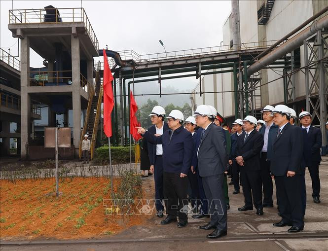 Thủ tướng Phạm Minh Chính thăm Phân xưởng luyện thép của Nhà máy gang thép Cao Bằng. Ảnh: Dương Giang/TTXVN