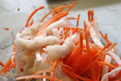 Đầu tiên bạn làm sạch chân gà. Đem luộc chân gà trong nước pha giấm khoảng 5 phút, sau đó vớt ra bỏ ngay vào chậu nước có ít đá lạnh. Làm vậy chân gà sẽ giòn hơn. Dùng dao nhọn lóc hết phần xương gà, lúc này bạn có thể cắt thành hai hay ba tùy sở thích mỗi người.