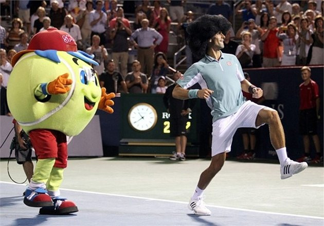 Novak Djokovic đeo một bộ tóc giả và nhảy sau khi chiến thắng tay vợt Denis Istomin của Uzbekistan trong Rogers Cup tại Montreal, Mỹ