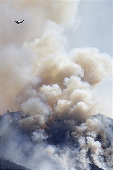 Máy bay bay trên đám cháy rừng ở Banning California, Mỹ