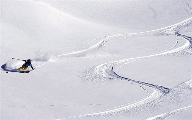 Vận động viên thi đấu trong giải vô địch trượt tuyết tự do ở El Colorado, Chile