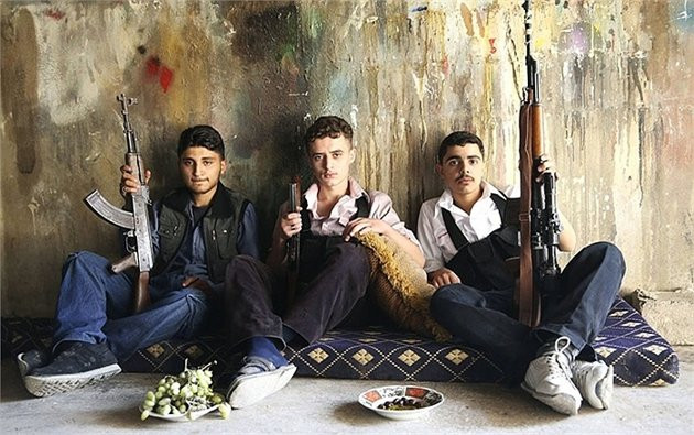 Binh lính phe tự do Syria vẫn giữ chặt vũ khí trong khi chụp ảnh ở Jobar, Damascus