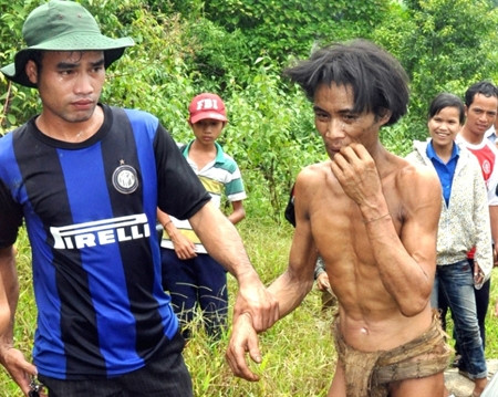 Sau thời gian gần 20 ngày, sống với “rừng người”, “người rừng” Hồ Văn Lang đang ngày dần hòa nhập với người thân và cộng đồng.