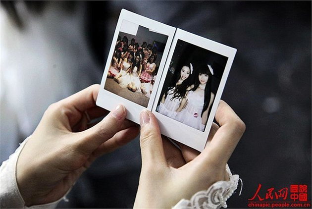 Lúc 10:05, trong vài phút nghỉ ngơi ngắn ngủi, Diệp Giai nhận được một món quà khá thú vị từ một người bí ẩn.